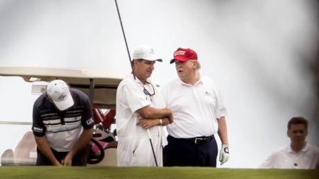 Schön, wenn man so viel Freizeit hat: Donald Trump während einer Runde Golf auf dem Trump International Golf Club in West Palm Beach.