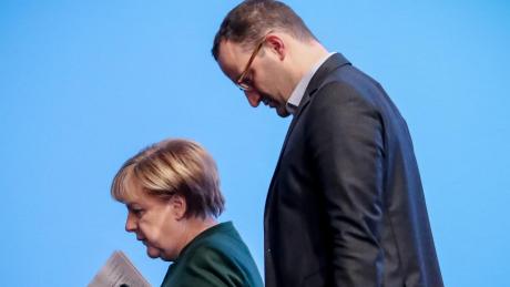 Jens Spahn hat seine Chefin genau im Blick. Kanzlerin Angela Merkel reagierte mit Humor auf Gerüchte, dass der 37-Jährige ihr nachfolgen könnte. 	 	