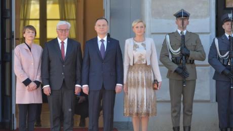 Polens Präsident Andrzej Duda (3.v.l) und seine Ehefrau Agata Kornhauser-Duda empfangen Bundespräsident Frank-Walter Steinmeier und seine Ehefrau Elke Büdenbender (l) im Präsidentenpalast in Warschau.