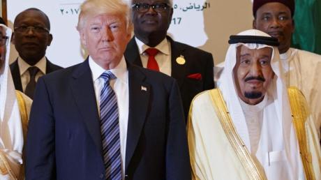 US-Präsident Donald Trump und der saudische König Salman (r) in Riad.