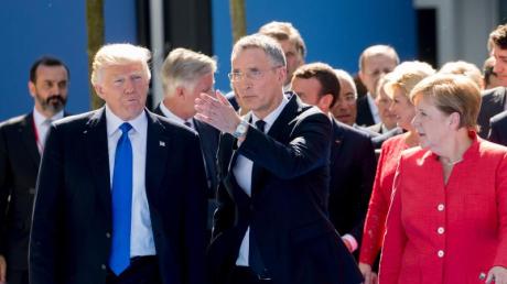 Bundeskanzlerin Merkel, US-Präsident Trump und Nato-Generalsekretär Stoltenberg in Brüssel beim Nato-Gipfel.