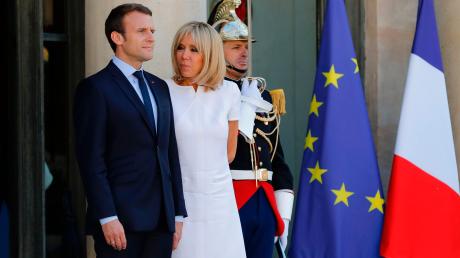 Die Augen in die Zukunft gerichtet, die Première Dame an seiner Seite: Vor den Parlamentswahlen strotzt Emmanuel Macron vor Selbstbewusstsein. 