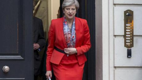 Die Premierministerin verlässt am Freitag die Parteizentrale der Conservative Party in Westminster. Trotz ihrer Wahlschlappe hält Theresa May an ihrem Machtanspruch fest.