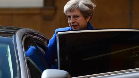 Nach einem Gespräch mit der Queen verlässt Premierministerin May am Freitag den Buckingham Palast in London.