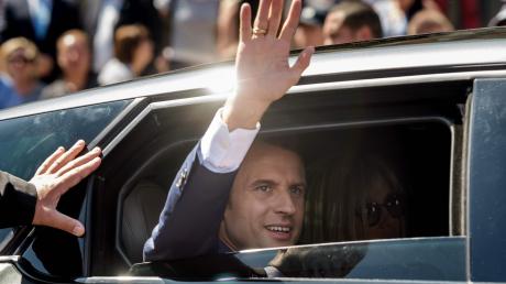 Schon kurz nach der Stimmabgabe im Wahllokal zeigte sich der französische Präsident Emmanuel Macron in Siegerpose. Er sollte recht behalten. Sein Lager gewann die erste Runde der Parlamentswahlen mit großem Vorsprung. 	 	„Wir müssen heute alle für Macrons Partei wählen gehen, damit er regieren kann.“