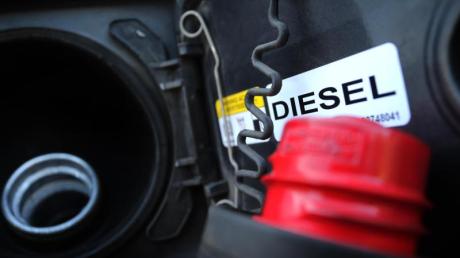 Ein Unbekannter hat Diesel aus zwei geparkten Autos in Griesbeckerzell gestohlen.