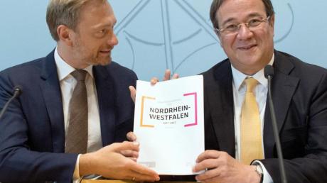 Vertraut miteinander: Die Parteivorsitzenden Armin Laschet (rechts, CDU) und Christian Lindner (FDP) präsentieren in Düsseldorf den Koalitionsvertrag der nordrhein-westfälischen Landesregierung.