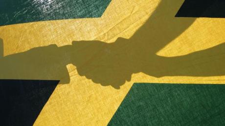 Schwarz, gelb und grün: Die Landesfahne von Jamaika bietet sich als Namensgeber für eine Koalition aus CDU, FDP und Grünen an.