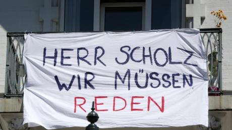 "Herr Scholz, wir müssen reden", steht an einem Balkon gegenüber der Roten Flora in Hamburg.