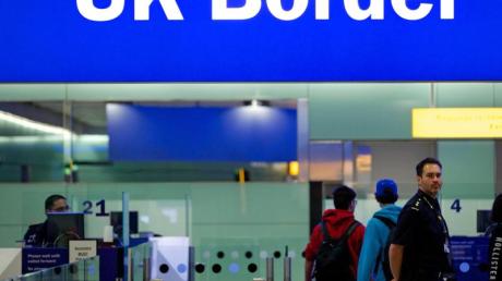 Noch ist das Reisen einfach: Grenzbeamte am Londoner Flughafen Heathrow unter einem Grenzschild.