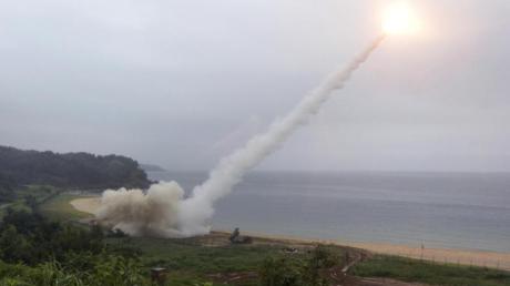 Eine Rakete wird bei einem gemeinsamen Manöver von amerikanischen und südkoreanischen Streitkräften angefeuert.