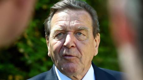 Gerhard Schröder wird wegen seiner geplanten Vorstandstätigkeit für den russischen Energiekonzern Rosneft scharf kritisiert.