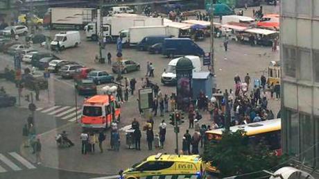 Rettungskräfte auf dem Marktplatz in Turku: Die Polizei hat auf einen Messerangreifer geschossen, der mehrere Menschen angegriffen hatte.