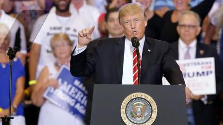 US-Präsident Donald Trump spricht im Phoenix Convention Center, Arizona (USA) bei einer Großkundgebung. Trump hat seine Position zu Rassisten und Neonazis in den USA verteidigt.