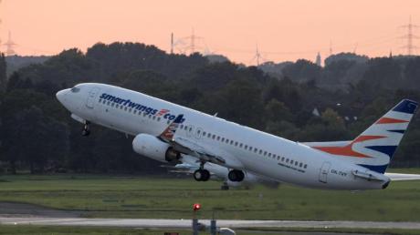 Ein Flugzeug der Flugline Smart Wings mit abgeschobenen Flüchtlingen an Bord hebt in Düsseldorf mit Ziel Kabul ab.