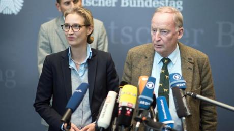 Nach dem spektakulären Abgang von Noch-Parteichefin Frauke Petry sind Alice Weidel (l) und Alexander Gauland die neu gewählten Fraktionsvorsitzenden der AfD im Deutschen Bundestag.