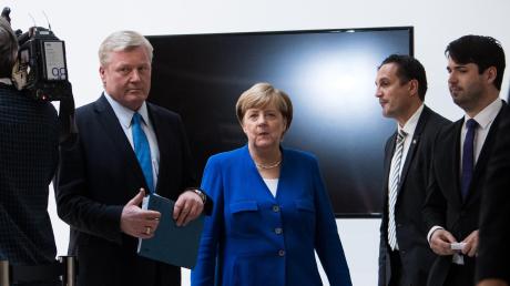 Kanzlerin Angela Merkel mit CDU-Spitzenkandidat Bernd Althusmann: Das Rumoren in der Partei ist unüberhörbar. 	