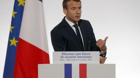 Der französische Präsident Emmanuel Macron spricht im Elysée-Palast in Paris vor Vertretern der Sicherheitskräfte.