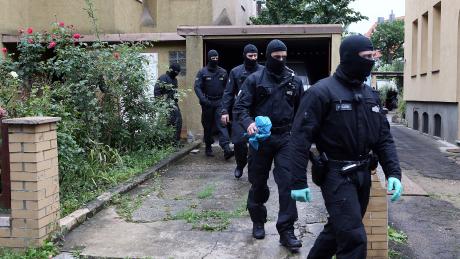 Niedersächsische Polizisten durchsuchen ein Haus von mutmaßlichen Unterstützern der Terrororganisation „Islamischer Staat“.