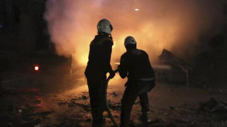 Mitarbeiter der sogenannten «Weißhelme» in Idlib beim Löschen eines Feuers nach einer Explosion.