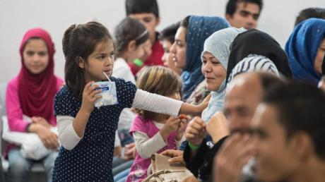 Flüchtlinge in einem Ankunftszentrum im hessischen Gießen: Der Anteil der Frauen und Kinder bei den Asylbewerbern ist gestiegen.