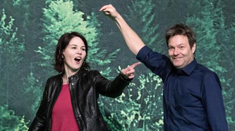 Das neue Duo an der Spitze der Grünen ist bestens gelaunt: Robert Habeck (rechts) und Annalena Baerbock. 