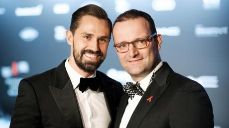 Aufgrund seiner sexuellen Orientierung musste sich CDU-Gesundheitspolitiker Jens Spahn (rechts) schon so manches anhören. Auf dem Bild ist er mit Ehemann Daniel Funke zu sehen.