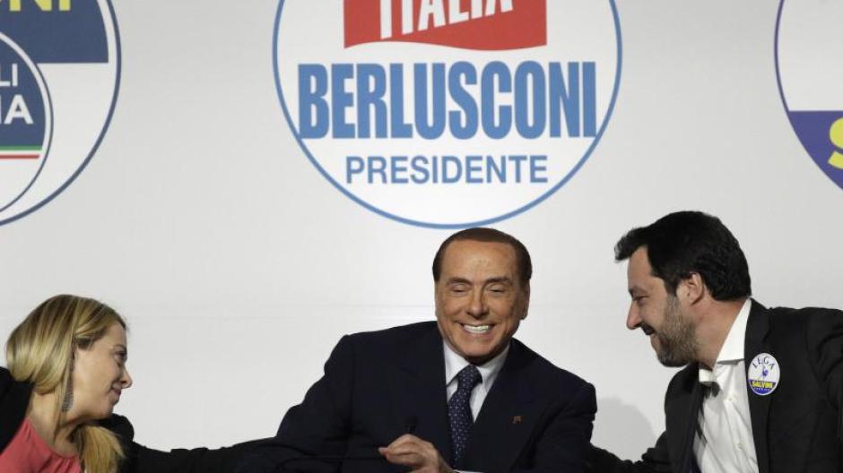 L'ex presidente del Consiglio Silvio Berlusconi (al centro), il leader della coalizione di destra Fratelli d'Italia Giorgia Meloni (a sinistra) e il leader populista di destra leghista Matteo Salvini trarranno vantaggio dalle dimissioni di Draghi.  .