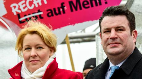 Neue Minister protestieren gegen Lohnlücke zwischen Männern und Frauen: Franziska Giffey und Hubertus Heil.  