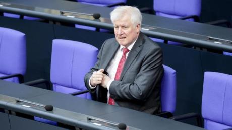 Skandal im Bamf: Vorwürfe eines mangelnden Aufklärungswillens von Innenminister Horst Seehofer werden laut. 