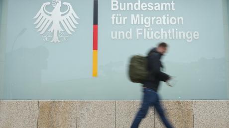 Ein Kommen und Gehen? Das Bundesamt für Flüchtlinge (Bamf) kommt nicht aus der Kritik heraus. Jetzt soll ein Untersuchungsausschuss die Vorgänge in der Außenstelle Bremen klären. 	