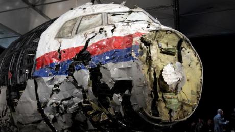 Die aus Trümmern wieder zusammen gesetzte Boeing 777 der Malaysia Airlines, die als Flug MH17 über der Ukraine abgeschossen wurde, im niederländischen Gilze-Rijen.