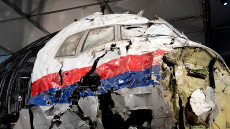 Teile des von Ermittlern rekonstruierten Flugzeugwracks der MH17.  	