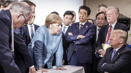 Tja, und nun? Angestrengt schaut US-Präsident Donald Trump beim Gipfeltreffen in Kanada an Bundeskanzlerin Angela Merkel vorbei, während die übrigen Staats- und Regierungschefs ratlos oder gar etwas genervt in die Runde blicken. Doch am Tag danach kam es noch dicker… 	 	
