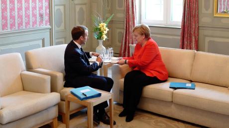 Bei einer Tasse Kaffee: Bundeskanzlerin Angela Merkel im Vier-Augen-Gespräch über die Flüchtlingsproblematik mit Frankreichs Präsident Emmanuel Macron gestern auf Schloss Meseberg.