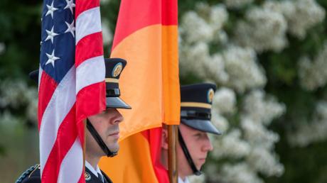 Die Flaggen der USA und Deutschlands einträchtig nebeneinander. Vor dem Nato-Gipfel in Brüssel scheinen die Übereinstimmungen der bis vor wenigen Jahren engen Partner immer weiter zu schrumpfen.