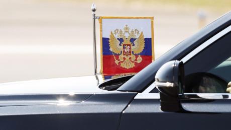 Die nagelneue Limousine (ein Aurus Senat) des russischen Präsidenten mit dem Wappen.  	