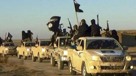 Ein Fahrzeugkonvoi mit Mitgliedern der Terrormiliz Islamischer Staat (IS) bei Al-Rakka in Syrien. US-Präsident Donald Trump fordert von Europa, hunderte Kämpfer zurückzunehmen.