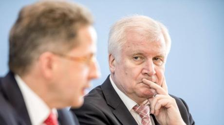 Hans-Georg Maaßen (links) hat in Innenminister Horst Seehofer einen Chef, der die Dinge ganz ähnlich sieht wie er selbst. 