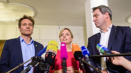 Die Grünen Ludwig Hartmann (links) und Katharina Schulze sind enttäuscht von Markus Söder (rechts).