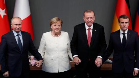 Hand in Hand: Putin, Merkel, Erdogan und Macron in Istanbul. 	 	