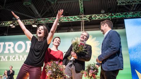 Jubelstimmung auf dem Parteitag: Grünen-Chefin Annalena Baerbock mit Spitzenkandidaten Ska Keller und Sven Giegold sowie Co-Chef Robert Habeck.  	
