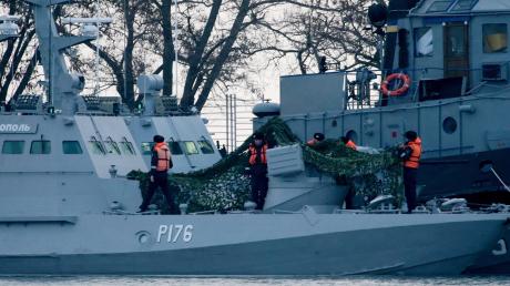 Festgesetzt: Zwei ukrainische Patrouillenboote und ein Schlepper wurden von russischen Schiffen aufgebracht. Nach Angaben aus Kiew wurden sechs ukrainische Marinesoldaten verletzt, zwei von ihnen schwer. Russland sprach von drei verletzten Ukrainern, die medizinisch versorgt würden. Sie seien nicht in Lebensgefahr.    