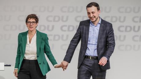 Hand in Hand gehen die neue CDU-Vorsitzende Annegret Kramp-Karrenbauer und ihr gerade gewählter Generalsekretär Paul Ziemiak am Samstag über die Parteitagsbühne in Hamburg. Was steckt wirklich  hinter dieser Personalie? 