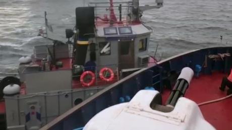 Dieses Bild zeigt den Vorfall zwischen der russischen Küstenwache und einem ukrainischen Marineboot.