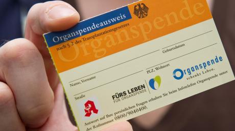 In Deutschland ist es nach wie vor so: Wer Organspender werden will, braucht einen Ausweis dafür. 