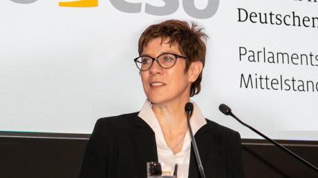 Locker präsentierte sich CDU-Chefin Annegret Kramp-Karrenbauer beim Parlamentskreis Mittelstand.