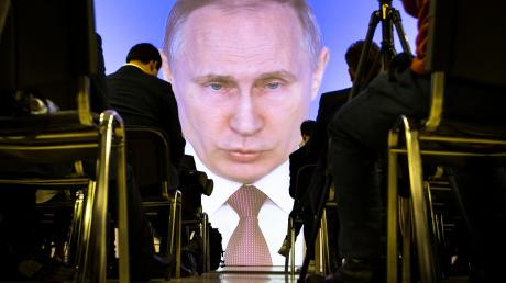 Journalisten verfolgen die Rede von Wladimir Putin, Präsident von Russland, zur Lage der Nation auf einer Videoleinwand.