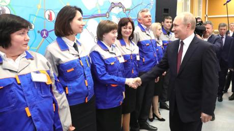 Wladimir Putin besuchte ein neues Gas-Kraftwerk auf der Krim.  	