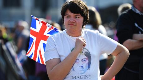 Die Briten treiben sich selbst und Europa zur Verzweiflung Und jetzt? Das scheint sich nicht nur dieser junge Mann zu denken, der vor dem Parlament in London die Debatte verfolgte.